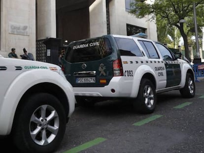 Dos coches de la Guardia Civil durante una operaci&oacute;n policial. 