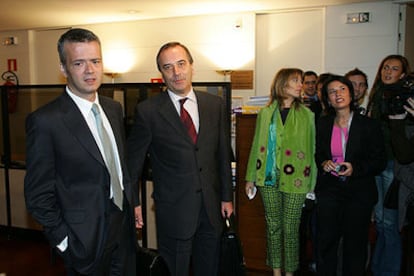 Antonio Camacho, secretario de Estado de Seguridad, y José Antonio Alonso, ministro del Interior, en el Congreso.