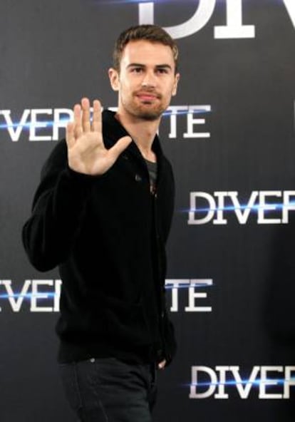 El actor Theo James posa en el photocall de la película "Divergente" hoy en Madrid.