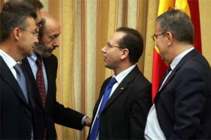 El presidente de la AVT, Francisco José Alcaraz (en el centro), junto a varios miembros de la comisión del 11-M.