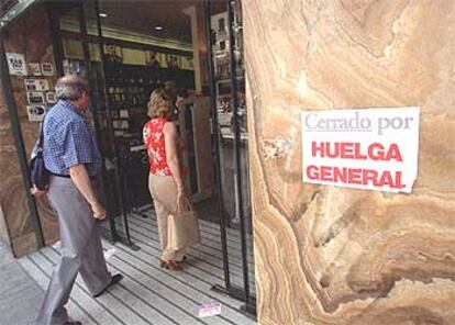 Un comercio de la Gran Vía de Madrid, abierto durante la huelga general del 20 de junio de 2002.