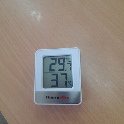 Foto de un termómetro tomada por la profesora de inglés del IES Menéndez Pelayo de Getafe, Alicia Enríquez, durante una clase este martes a las 14.15.
