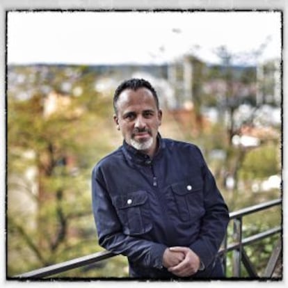 El actor Javier Gutiérrez ante el parque de la Cornisa, en Las Vistillas.