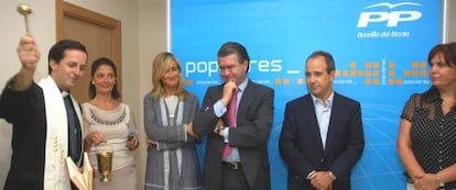 Inauguración de la sede del PP en Boadilla del Monte con González Panero (segundo por la derecha).