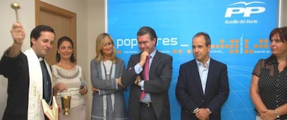 Inauguraci&oacute;n de la sede del PP en Boadilla del Monte con Gonz&aacute;lez Panero (segundo por la derecha).