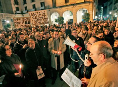 Elena Martín, Ángel Luna y Jorge Alarte, en primera fila durante la concentración en la plaza del Ayuntamiento de Alicante.