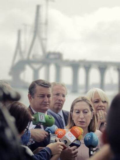 Ana Pastor atiende a los medios, junto a Antonio Sanz y Teófila Martínez, en Cádiz.