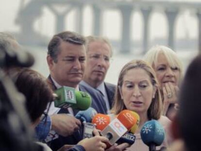 Ana Pastor atiende a los medios, junto a Antonio Sanz y Teófila Martínez, en Cádiz.