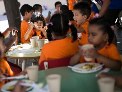 Niños en un comedor social del Raval.