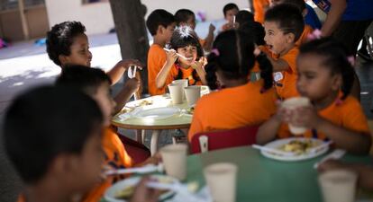 Niños en un comedor social del Raval.