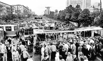 Una multitud de personas se amontona frente a la barricada de tranvías, en el lugar de los enfrentamientos nocturnos contra los soldados golpistas de Moscú.