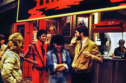 Michael Jackson, Ola Ray y John Landis (director de 'Thriller') durante el rodaje del videoclip. La foto pertenece al libro 'Michael Jackson: The Making of ‘Thriller’ 4 Days/1983', de Douglas Kirkland.