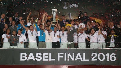 Reyes levanta el trofeo ante el palco del estadio St. Jakob rodeado por sus compañeros.