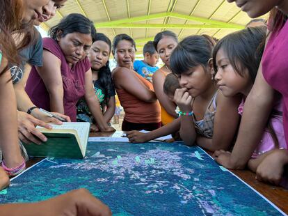 Mujeres y niñas de distintas comunidades de la región agraria de Acapulco observan un mapa del río Papagayo, que se desbordó durante el paso del huracán Otis.
