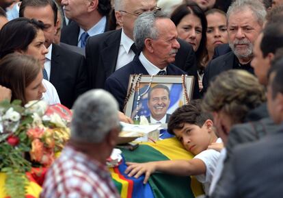 Uno de los hijos del candidato Eduardo Campos abraza el atáud con los restos de su padre durante su funeral en Recife (Brasil).