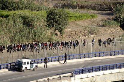 Unos 300 inmigrantes de origen subsahariano han protagonizado un nuevo intento de entrada en Melilla. 