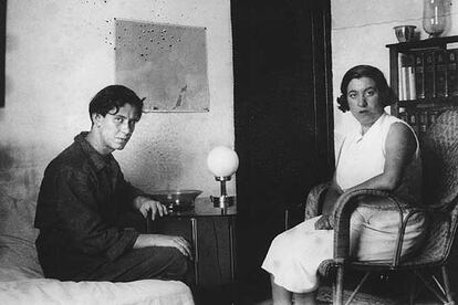 Manuel Altolaguirre y su primera mujer, Concha Méndez, en su casa de la calle de Viriato de Madrid.