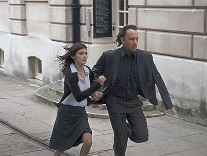 Audrey Tautou y Tom Hanks, en un fotograma de <i>El código Da Vinci.</i>