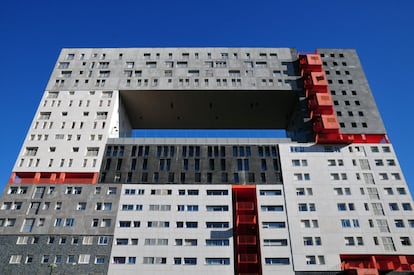 Este edificio llamado Mirador, diseñado por el estudio MVRDV, es un suburbio residencial en el extremo noreste de Madrid.