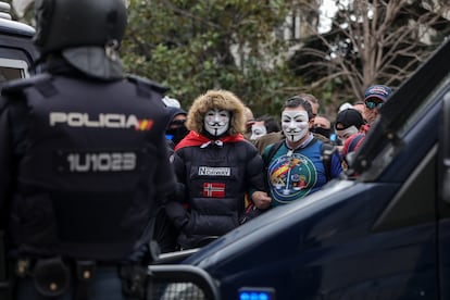 Miembros de Jupol y Jucil cubren sus rostros con caretas de Anonymus durante la concentración de protesta ante el Congreso celebrada el 3 de marzo de 2020.