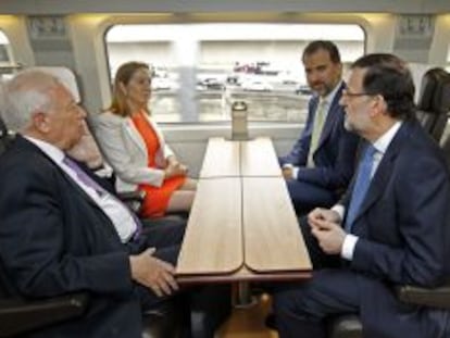 El Príncipe Felipe, Mariano Rajoy y los ministros Ana Pastor y José Manuel García Margallo durante el viaje inaugural del AVE Madrid-Alicante.