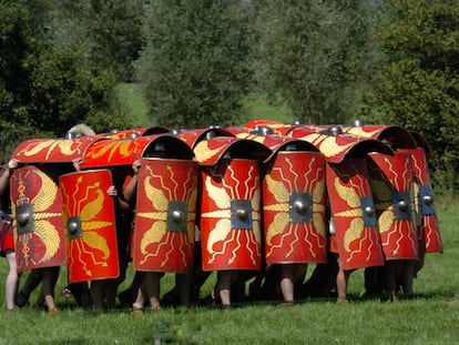 Miembros de un grupo de reconstrucción histórica forman la 'testudo' (tortuga) en un ejemplo de cómo funcionaba el ejército romano.