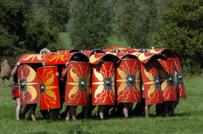 Miembros de un grupo de reconstrucción histórica forman la 'testudo' (tortuga) en un ejemplo de cómo funcionaba el ejército romano.