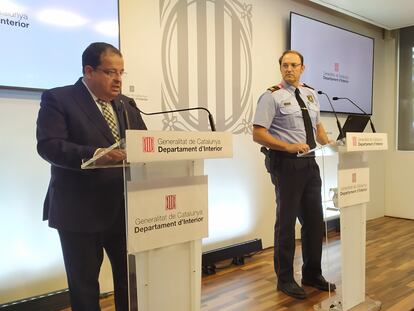 El conseller de Interior, Joan Ignasi Elena, y el comisario jefe de los Mossos d'Esquadra, Josep Maria Estela, el 30 de junio de 2022.