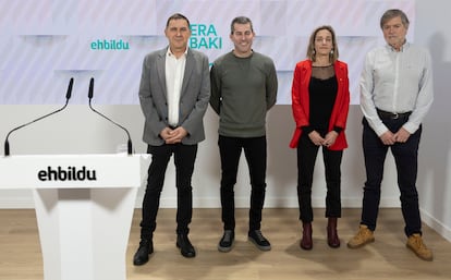 El coordinador general de EH Bildu, Arnaldo Otegi, posa en la sede del partido en San Sebastián junto a Arkaitz Rodríguez, Miren Zabaleta y Rafa Díez Usabiaga, condenados por el 'caso Bateragune'.