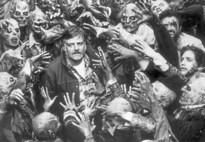 El director rodeado de zombies.