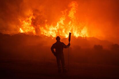 Un bombero lucha contra el fuego entre Navalacruz y Riofrío, cerca de Ávila.