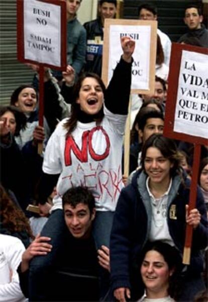 Un grupo de estudiantes formando una cadena humana contra la guerra, ayer en Argentona.