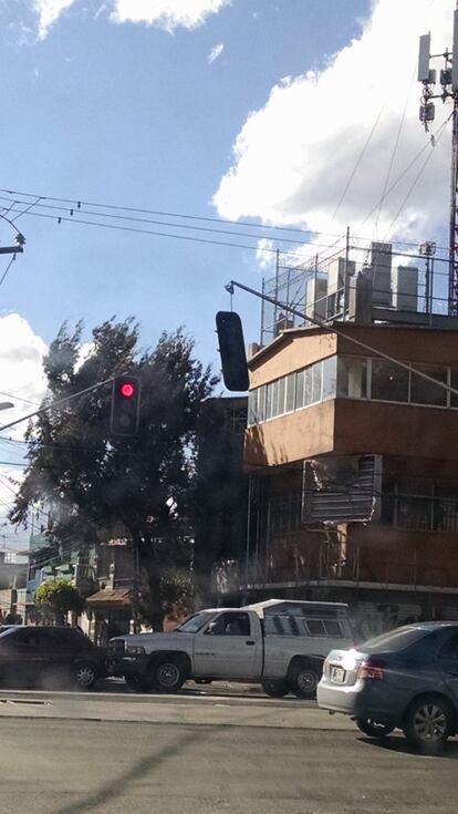 En Periférico Canal de San Juan esquina con avenida Universidad, al sur, un semáforo quedó pendiendo sólo de un cable.