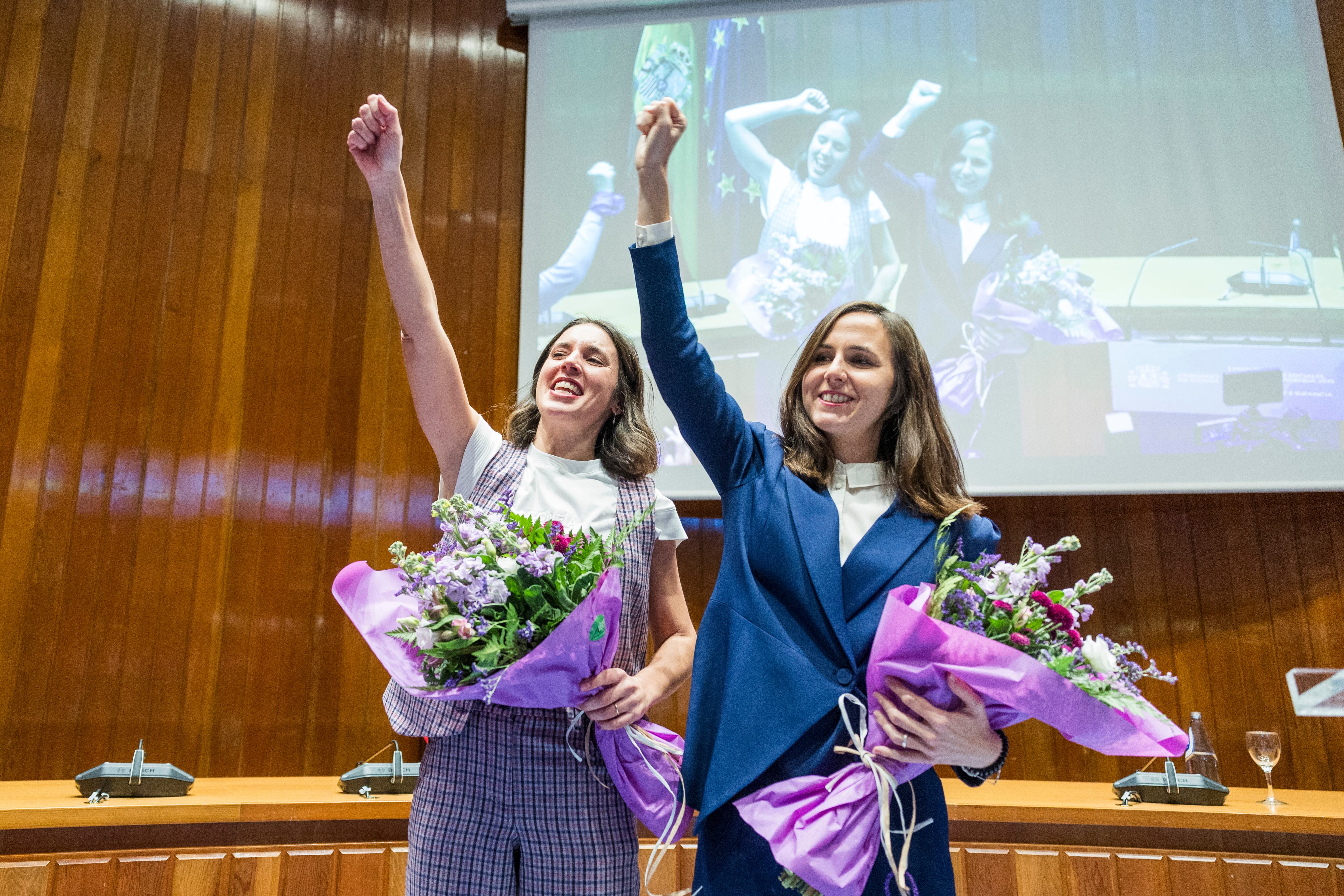 Las exministras de Podemos Ione Belarra (a la derecha) e Irene Montero, tras asistir al acto de traspaso de cartera de los ministerios de Igualdad e Infancia y Juventud, este martes en la sede del ministerio.