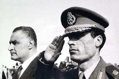 Gadafi (derecha), junto al entonces presidente de Egipto, Gamal Abdel Nasser, durante una acto militar en Suez en 1969.