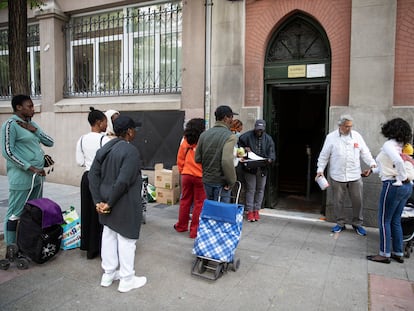 Voluntarios, voluntarias y personas que acuden a por comida o ropa en la asociación Karibu