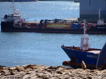 Al fondo, gabarra que iba a ser usada de gasolinera flotante en Ferrol.