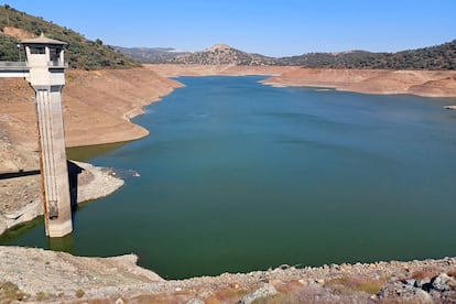 Vista del embalse de Zufre, el de mayor capacidad del Rivera de Huelva, al 11,1% de su capacidad, el 23 de agosto.