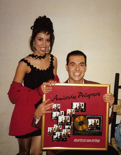 Cristina del Valle y Alberto Comesaña recibiendo un disco de Oro en Chile en 1992.