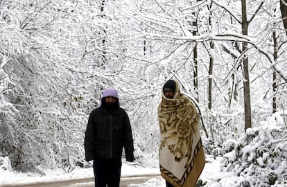 Dos migrantes caminan por el campo improvisado de refugiados de Vucjak, situado a las afueras de Bihac (Bosnia Herzegovina). Unas 700 personas siguen viviendo en este campo de refugiados a pesar de que varios representantes del Consejo de Europa y de Cruz Roja demandasen su evacuación urgente al tratarse de un antiguo vertedero de basuras sin agua potable ni electricidad, y alertaron de que si no se toman medidas puede haber muertos debido al intenso frío y la nieve. 