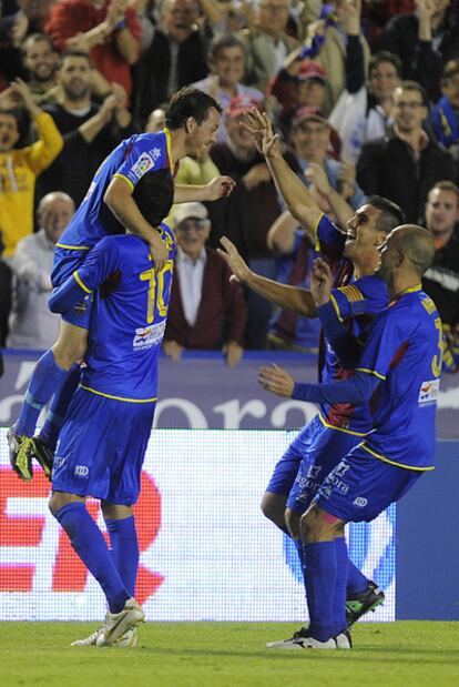 Los jugadores del Levante celebran el gol de Rubén Suárez.