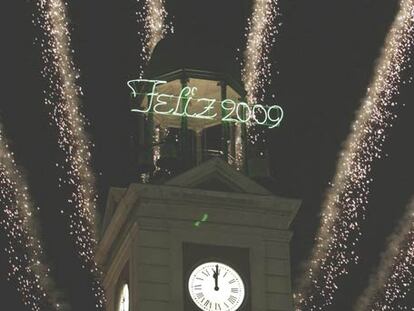 El rejoj de la Puerta del Sol en el momento de las campanadas