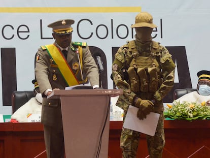 El coronel Assimi Goïta, presidente de Malí tras un golpe de Estado, se dirige al público durante su sesión de investidura en Bamako, el pasado 7 de junio de 2021.