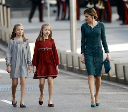 La reina Letizia y sus hijas, la princesa Leonor (de 11 años) y la infanta Sofía, a su llegada al Congreso de los Diputados, para asistir a la solemne ceremonia de apertura de la XII Legislatura. La trayectoria de las dos ha ido muy paralela: aunque Sofía sea año y medio menor, siempre ha acudido a los actos a la par que su hermana mayor.