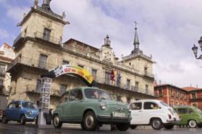 Los participantes en la XII Concentración de Seat 600 de León en la Plaza Mayor. EFE/Archivo
