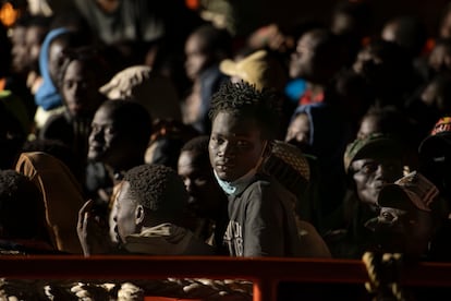 Migrantes rescatados por Salvamento Marítimo a su llegada al puerto de La Restinga en El Hierro, el 20 de septiembre.