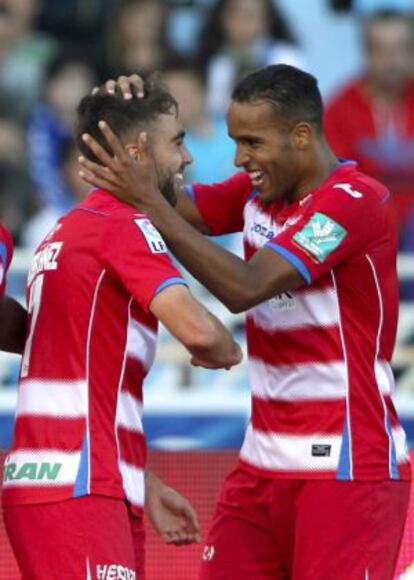 Jugadores del Granada celebran el segundo gol a la Real Sociedad.