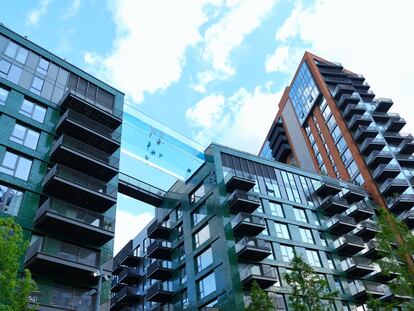 Moradores do complexo habitacional Embassy Gardens na Sky Pool, em Nine Elms, Londres.