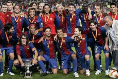 Los jugadores del Barça, sin Eto'o, posan con la Supercopa.