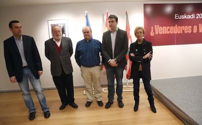 Desde la derecha, Rosa Díez, Maneiro, Carlos Martínez Gorriarán, Savater y Rubén Múgica, en el acto de UPyD en San Sebastián. 